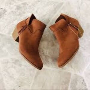 NWOT Quipid  Chesnut Brown Ankle Boots size 8.5 with stitched detail.